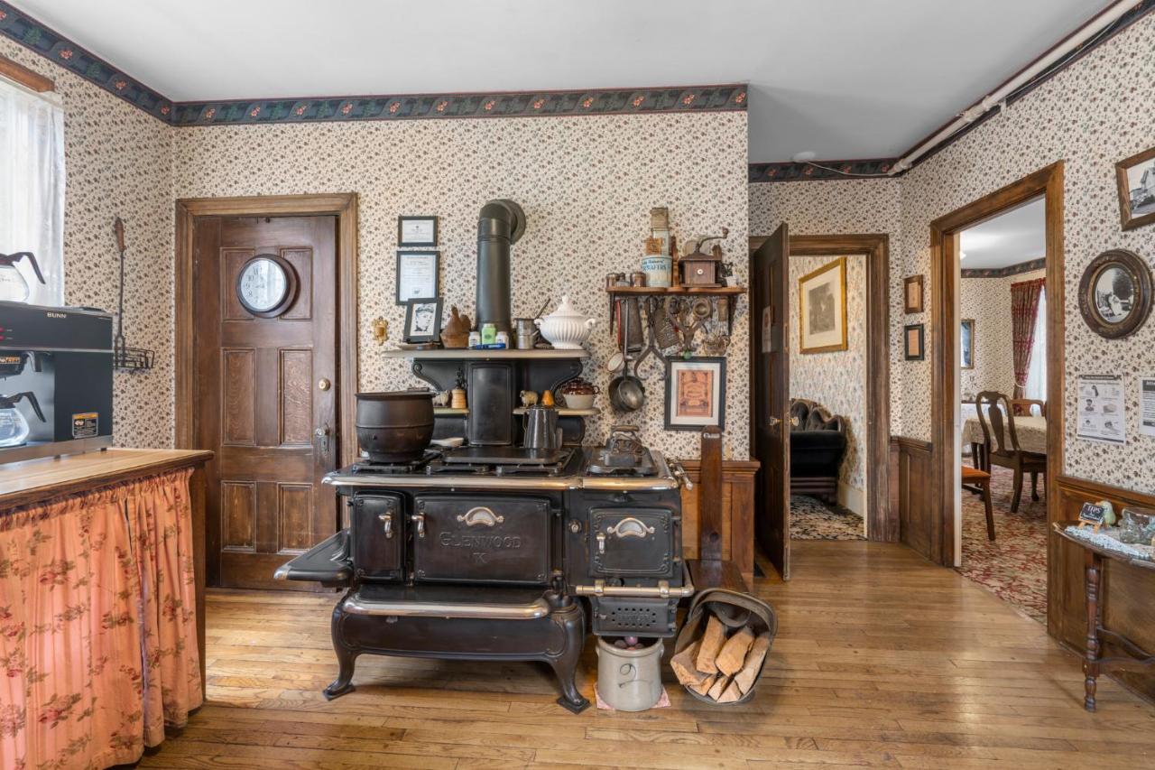Lizzie Borden House Bed & Breakfast Fall River Bagian luar foto